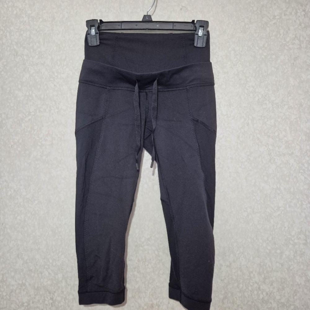 Lululemon  Black Cropped Leggings Tapered Fit..Size:4